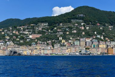 Della Dragonara Kalesi ve Santa Maria Assunta Bazilikası Panoraması. İtalya 'nın Camogli kentindeki Bagni Lido ligurian sahili yakınlarındaki renkli binalar..