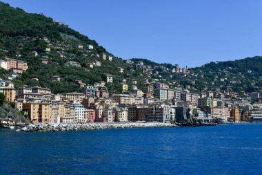 Della Dragonara Kalesi ve Santa Maria Assunta Bazilikası Panoraması. İtalya 'nın Camogli kentindeki Bagni Lido ligurian sahili yakınlarındaki renkli binalar..