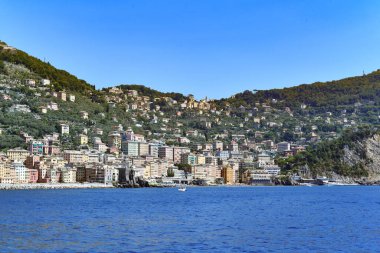 Della Dragonara Kalesi ve Santa Maria Assunta Bazilikası Panoraması. İtalya 'nın Camogli kentindeki Bagni Lido ligurian sahili yakınlarındaki renkli binalar..