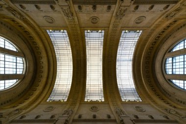 Milan, İtalya - 2 Ağustos 2022: Milano, İtalya 'daki yoğun Merkez İstasyonu ana binasının iç görünümü