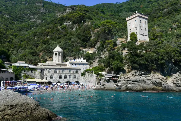 Camogli, İtalya - 31 Temmuz 2022: Portofino, İtalya yakınlarındaki bir ortaçağ Katolik manastırı olan San Fruttuoso 'ya geniş görüş.