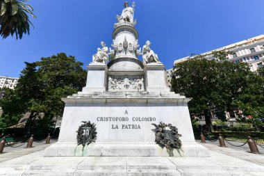 Cenova, İtalya - 1 Ağustos 2022: Cenova, Liguria, İtalya 'daki Piazza Acquaverde' de Christopher Columbus anıtı.