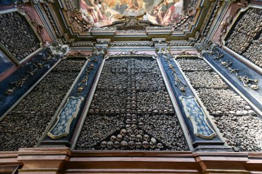 Milan, İtalya - 4 Ağustos 2022: San Bernardino alle Ossa, Milano 'da Piazza S. Stefano Meydanı' nda insan kafatasları ve kemikleriyle süslenmiş bir kilise.