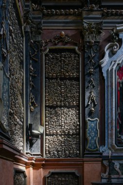 Milan, İtalya - 4 Ağustos 2022: San Bernardino alle Ossa, Milano 'da Piazza S. Stefano Meydanı' nda insan kafatasları ve kemikleriyle süslenmiş bir kilise.