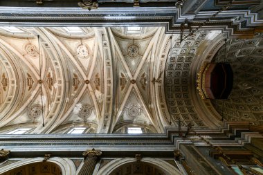 Milan, İtalya - 4 Ağustos 2022: Milano, İtalya 'da Basilica di Santo Stefano Maggiore.