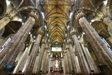 Milan, İtalya - 4 Ağustos 2022: Ünlü Duomo 'nun içinde, İtalya' nın Milano şehrinin katedrali, aynı zamanda Aziz Mary 'nin Doğumu Bazilikası olarak da bilinir. İnşaatı 1386 'da başladı ve 1965' te bitti..