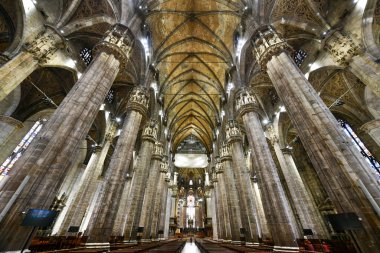 Milan, İtalya - 4 Ağustos 2022: Ünlü Duomo 'nun içinde, İtalya' nın Milano şehrinin katedrali, aynı zamanda Aziz Mary 'nin Doğumu Bazilikası olarak da bilinir. İnşaatı 1386 'da başladı ve 1965' te bitti..