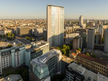 Milan, İtalya - 3 Ağustos 2022: Ünlü Pirelli Kulesi ya da Pirellone olarak da bilinir. Lombardy Bölgesel Konseyi 'nin kurulduğu Milano' daki bina..