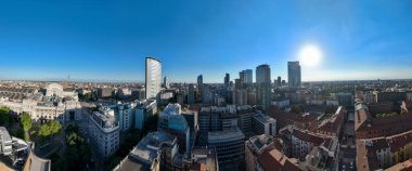 Milan, İtalya - 3 Ağustos 2022: Milan silueti, İtalya. Porto Nuovo iş bölgesiyle Milano şehrinin Panorama 'sı. Yazın yukarıdan Milan 'ın panoramik manzarası.