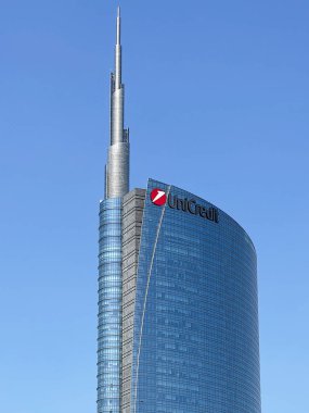 Milan, İtalya - 3 Ağustos 2022: Gae Aulenti meydanındaki ikonik Unicredit kulesi. Bir grup konut ve iş binasının bir parçası olan gökdelen. Mimari modern binalar.