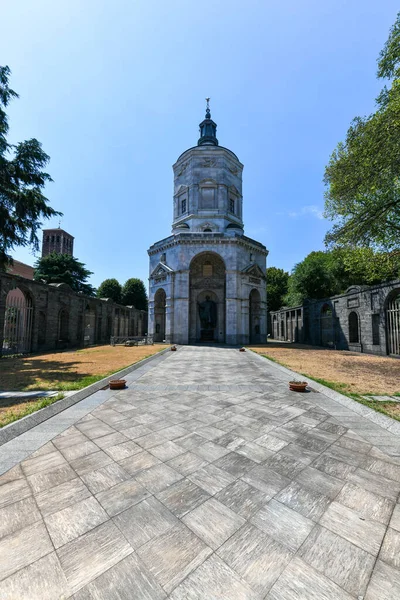 Temple of Victory, it commemorates the citizens of Milan who died fighting for Italy during the First World War. Inscribed to the Milanese who fell in war.