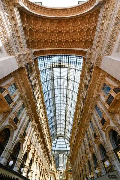 Milan, İtalya - 4 Ağustos 2022: Milano, İtalya 'daki Galleria Vittorio Emanuele II' nin çatı mimarisi görünümü