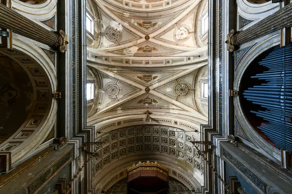 Milan, İtalya - 4 Ağustos 2022: Milano, İtalya 'da Basilica di Santo Stefano Maggiore.