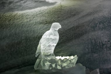 İsviçre 'nin Zermatt kentindeki Matterhorn Galcier Cenneti' ndeki buz heykelleri..