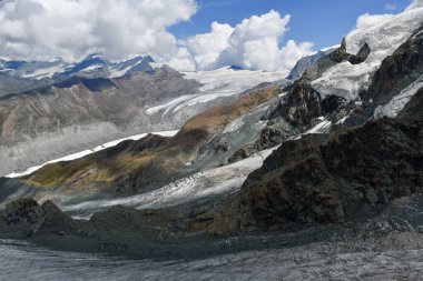 İsviçre 'nin Zermatt kentindeki İsviçre Buzul Cenneti boyunca buzullar ve kar.