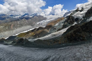 İsviçre 'nin Zermatt kentindeki İsviçre Buzul Cenneti boyunca buzullar ve kar.