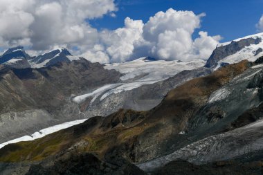 İsviçre 'nin Zermatt kentindeki İsviçre Buzul Cenneti boyunca buzullar ve kar.