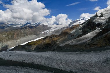 İsviçre 'nin Zermatt kentindeki İsviçre Buzul Cenneti boyunca buzullar ve kar.