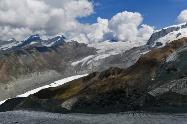 İsviçre 'nin Zermatt kentindeki İsviçre Buzul Cenneti boyunca buzullar ve kar.