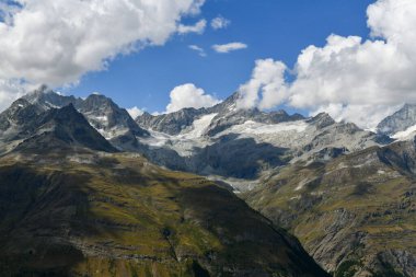 Zermatt, İsviçre 'deki Riffelberg' in kar, dağ ve buzullarından manzara.