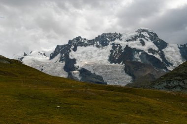 İsviçre 'nin Zermatt kentindeki İsviçre Buzul Cenneti boyunca buzullar ve kar.