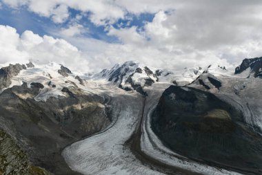 Gorner Buzulu 'nun panoramik manzarası. İsviçre 'nin Zermatt şehrinde yer almaktadır ve Alplerdeki en büyük ikinci buzuldur..