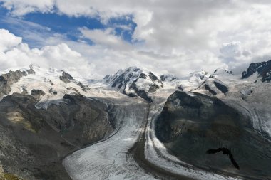 Gorner Buzulu 'nun panoramik manzarası. İsviçre 'nin Zermatt şehrinde yer almaktadır ve Alplerdeki en büyük ikinci buzuldur..