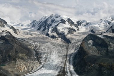 Gorner Buzulu 'nun panoramik manzarası. İsviçre 'nin Zermatt şehrinde yer almaktadır ve Alplerdeki en büyük ikinci buzuldur..