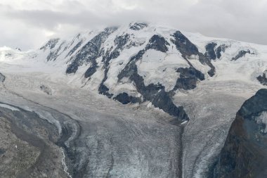 Gorner Buzulu 'nun panoramik manzarası. İsviçre 'nin Zermatt şehrinde yer almaktadır ve Alplerdeki en büyük ikinci buzuldur..