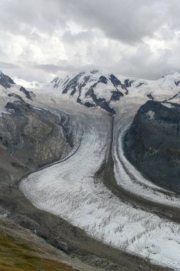 Gorner Buzulu 'nun panoramik manzarası. İsviçre 'nin Zermatt şehrinde yer almaktadır ve Alplerdeki en büyük ikinci buzuldur..