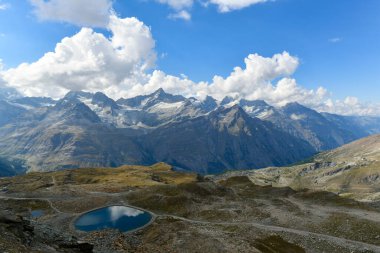 Gorner Buzulu 'nun panoramik manzarası. İsviçre 'nin Zermatt şehrinde yer almaktadır ve Alplerdeki en büyük ikinci buzuldur..