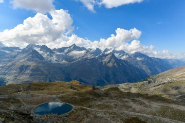 Gorner Buzulu 'nun panoramik manzarası. İsviçre 'nin Zermatt şehrinde yer almaktadır ve Alplerdeki en büyük ikinci buzuldur..