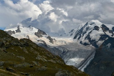 İsviçre 'nin Zermatt kentindeki İsviçre Buzul Cenneti boyunca buzullar ve kar.
