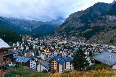 İsviçre 'nin Valais kantonundaki Zermatt kasabası ve Matterhorn Dağı havadan panoramik manzarası