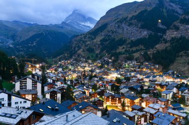 İsviçre 'nin Valais kantonundaki Zermatt kasabası ve Matterhorn Dağı havadan panoramik manzarası