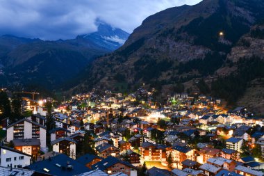 İsviçre 'nin Valais kantonundaki Zermatt kasabası ve Matterhorn Dağı havadan panoramik manzarası