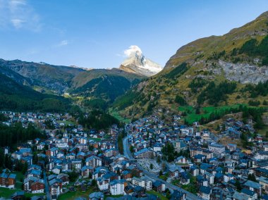 İsviçre 'nin Valais kantonundaki Zermatt kasabası ve Matterhorn Dağı havadan panoramik manzarası