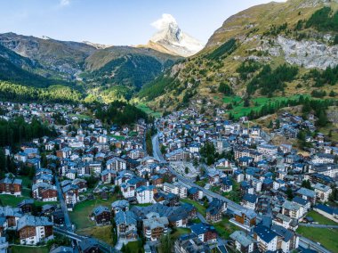 İsviçre 'nin Valais kantonundaki Zermatt kasabası ve Matterhorn Dağı havadan panoramik manzarası