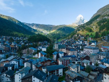 İsviçre 'nin Valais kantonundaki Zermatt kasabası ve Matterhorn Dağı havadan panoramik manzarası