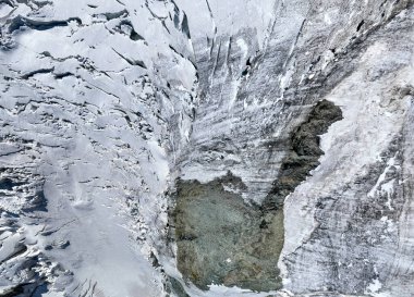 İsviçre 'nin Zermatt kentindeki İsviçre Buzul Cenneti boyunca buzullar ve kar.