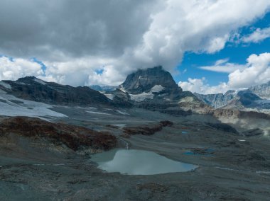 İsviçre 'nin Zermatt kentindeki İsviçre Buzul Cenneti boyunca buzullar ve kar.