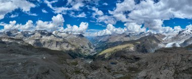 İsviçre 'nin Zermatt kentindeki İsviçre Buzul Cenneti boyunca buzullar ve kar.