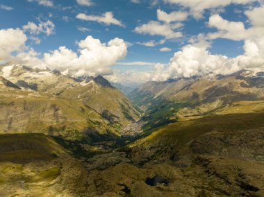 İsviçre 'nin Zermatt kentindeki İsviçre Buzul Cenneti boyunca buzullar ve kar.