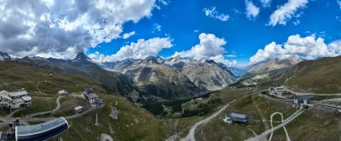 Zermatt, İsviçre 'deki Riffelberg' in kar, dağ ve buzullarından manzara.