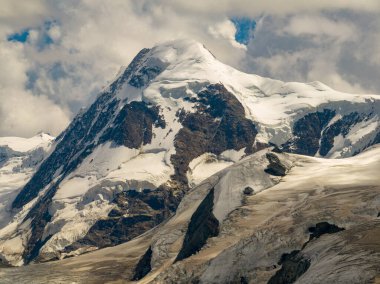 İsviçre 'nin Zermatt kentindeki İsviçre Buzul Cenneti boyunca buzullar ve kar.