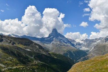 Dünyanın en güzel dağlarından biri olan Stellisee Gölü, Zermatt, Valais Kantonu, İsviçre, Avrupa 'dan Matterhorn manzarası.