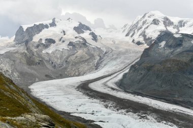 İsviçre 'nin Zermatt kentindeki İsviçre Buzul Cenneti boyunca buzullar ve kar.