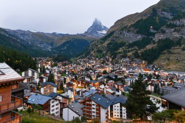 İsviçre 'nin Valais kantonundaki Zermatt kasabası ve Matterhorn Dağı havadan panoramik manzarası