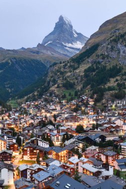 İsviçre 'nin Valais kantonundaki Zermatt kasabası ve Matterhorn Dağı havadan panoramik manzarası