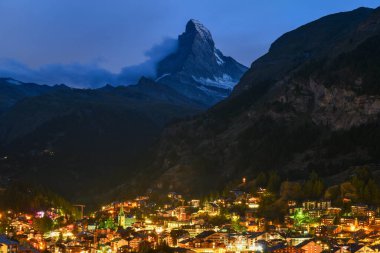 İsviçre 'nin Valais kantonundaki Zermatt kasabası ve Matterhorn Dağı havadan panoramik manzarası